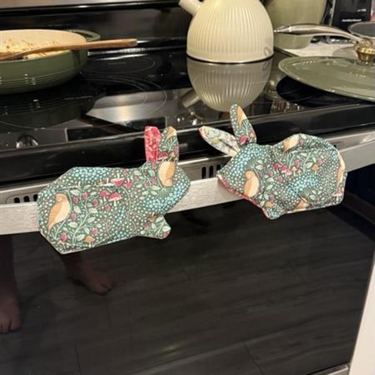 Betsy Bunny Oven Mitt Pattern PDF | Quilted Kitchen Decor