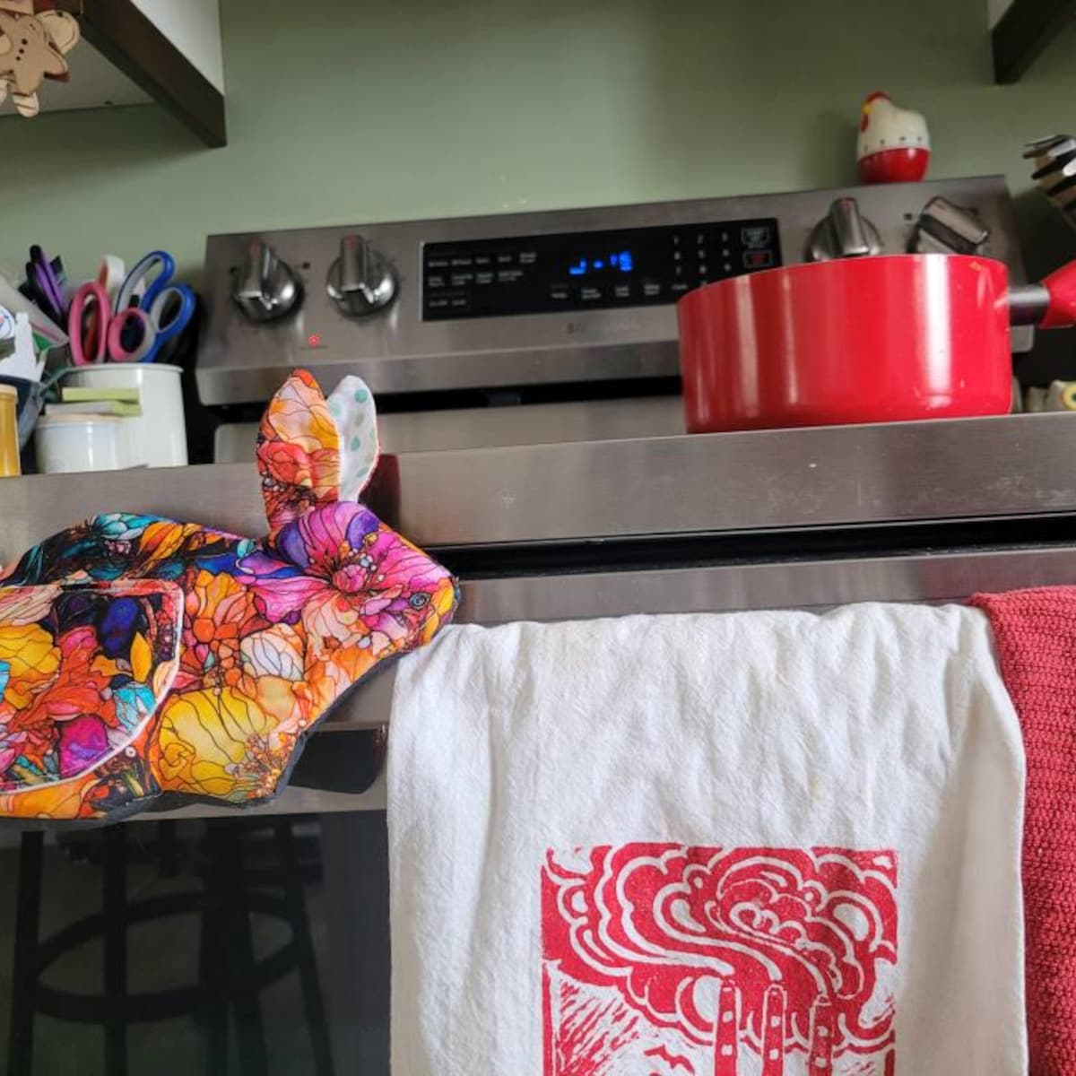 Betsy Bunny Oven Mitt Pattern PDF | Quilted Kitchen Decor